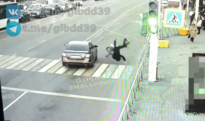Подростка на велосипеде сбили на пешеходном переходе (видео)