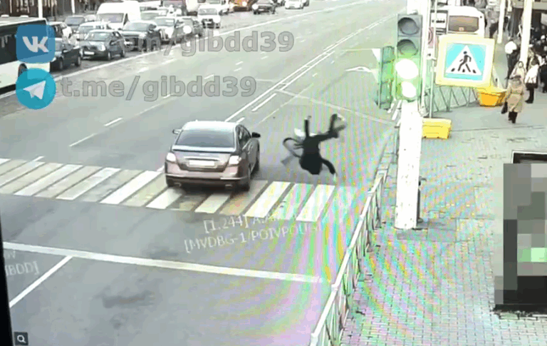 Подростка на велосипеде сбили на пешеходном переходе (видео)