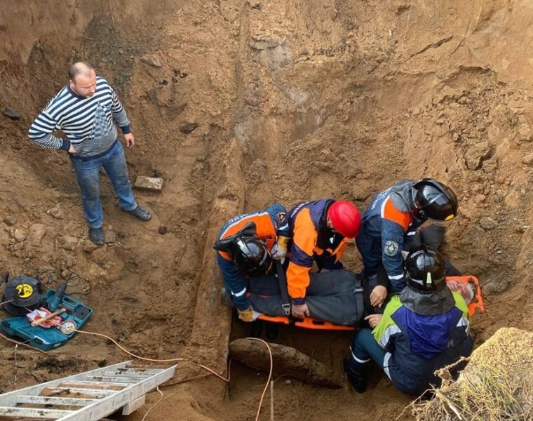 В Калининграде спасли рабочего из четырёхметрового котлована
