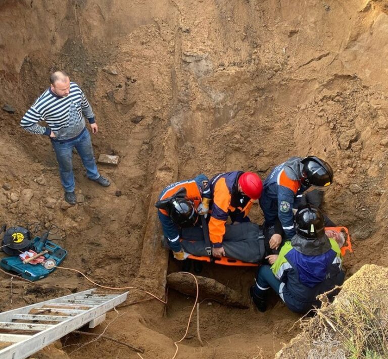 В Калининграде спасли рабочего из четырёхметрового котлована