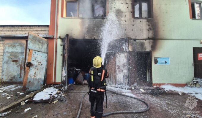 В калининградском гараже потушили пожар с автохимией