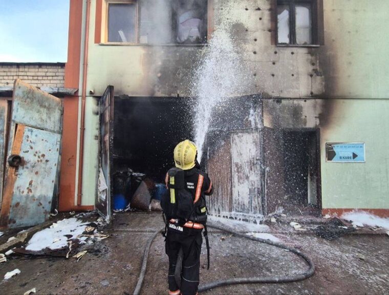 В калининградском гараже потушили пожар с автохимией