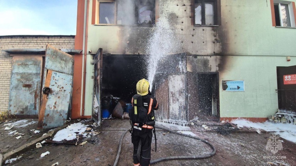 В калининградском гараже потушили пожар с автохимией