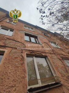 Прокуратура добивается расселения калининградской пенсионерки из аварийного дома