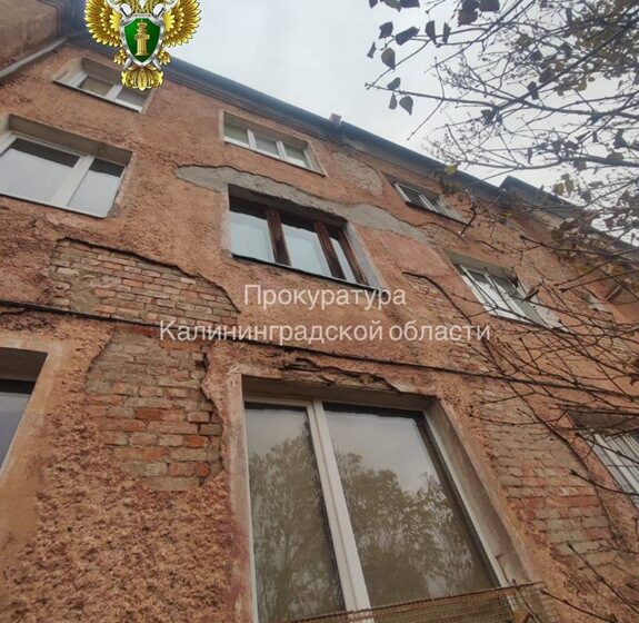 Прокуратура добивается расселения калининградской пенсионерки из аварийного дома