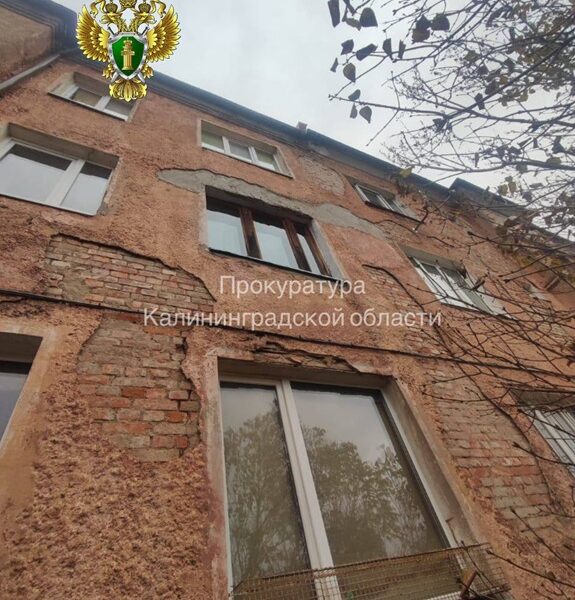 Прокуратура добивается расселения калининградской пенсионерки из аварийного дома