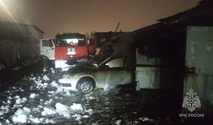 В Калининграде в гараже сгорел автомобиль и пострадал мужчина