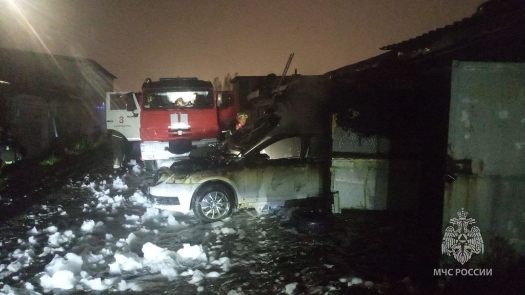 В Калининграде в гараже сгорел автомобиль и пострадал мужчина