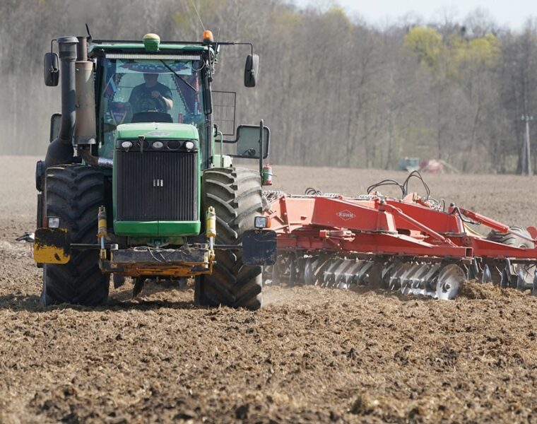 Аграриям Калининградской области увеличат субсидии на технику