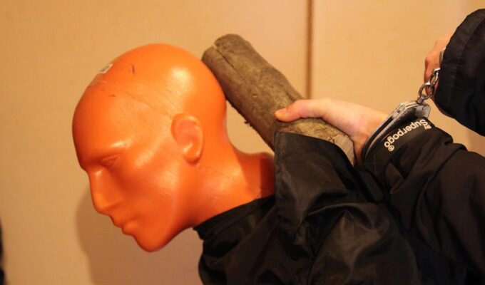 В Советске молодой человек ударил подростка ножкой от табурета