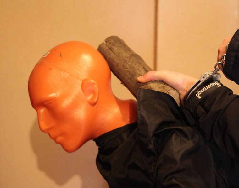 В Советске молодой человек ударил подростка ножкой от табурета