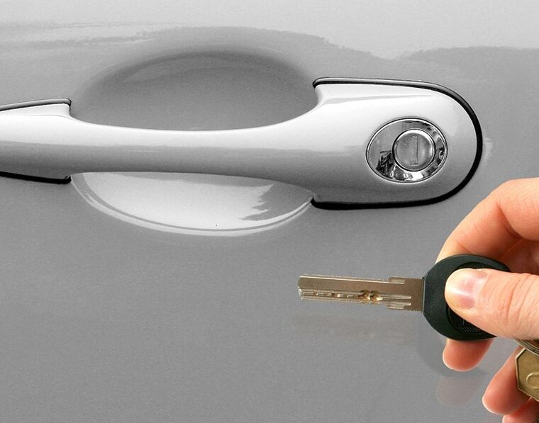 Как вернуть деньги, если взял кредит для друга, а он обманул и продал машину