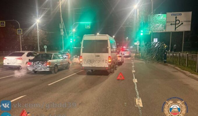 Маршрутка и легковушка столкнулись на Московском проспекте