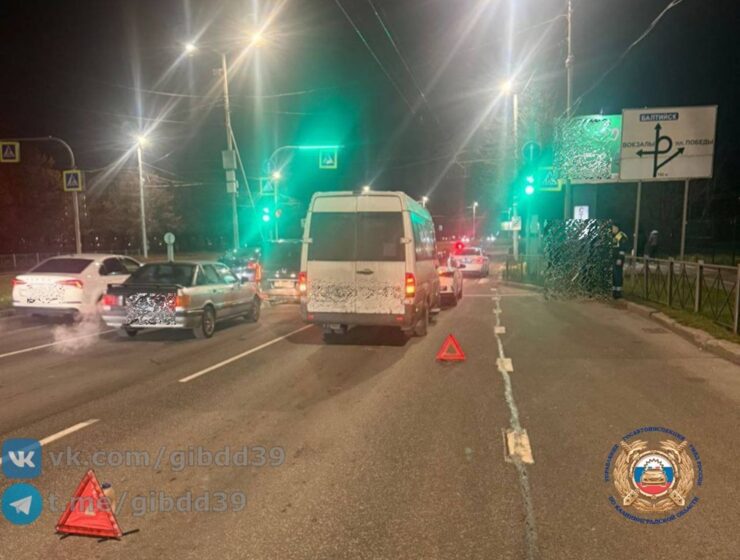 Маршрутка и легковушка столкнулись на Московском проспекте