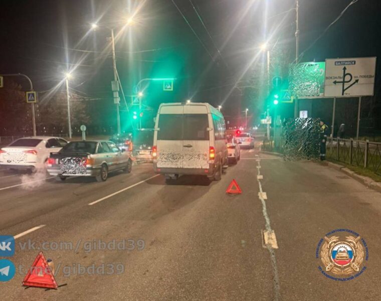 Маршрутка и легковушка столкнулись на Московском проспекте