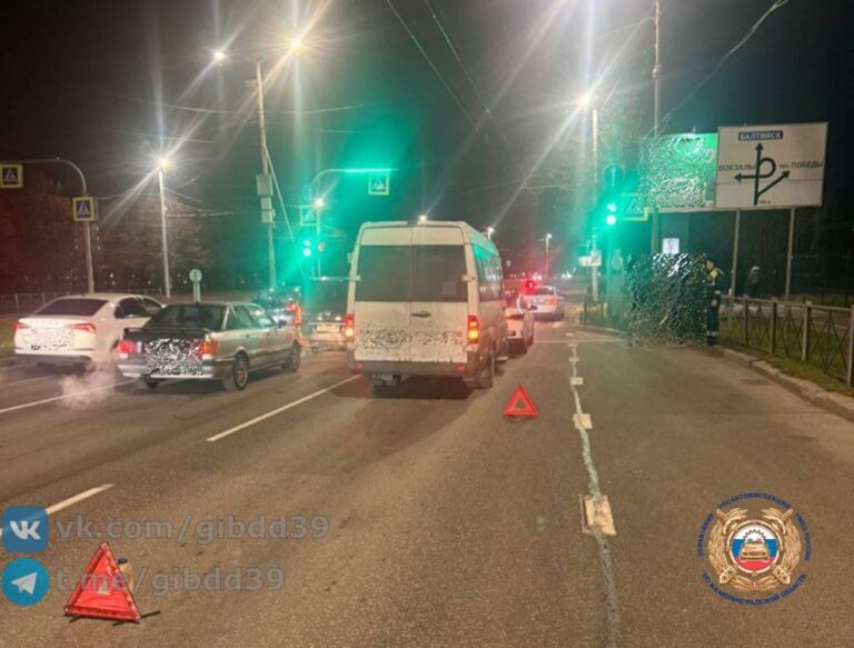 Маршрутка и легковушка столкнулись на Московском проспекте