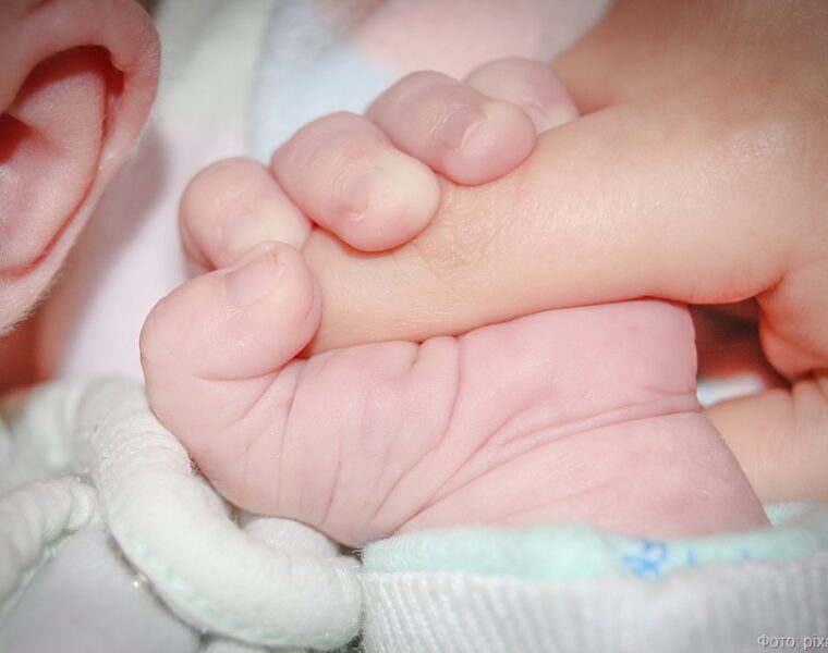 Мать в Зеленоградске ограничивают в правах из-за отказа лечить и учить детей