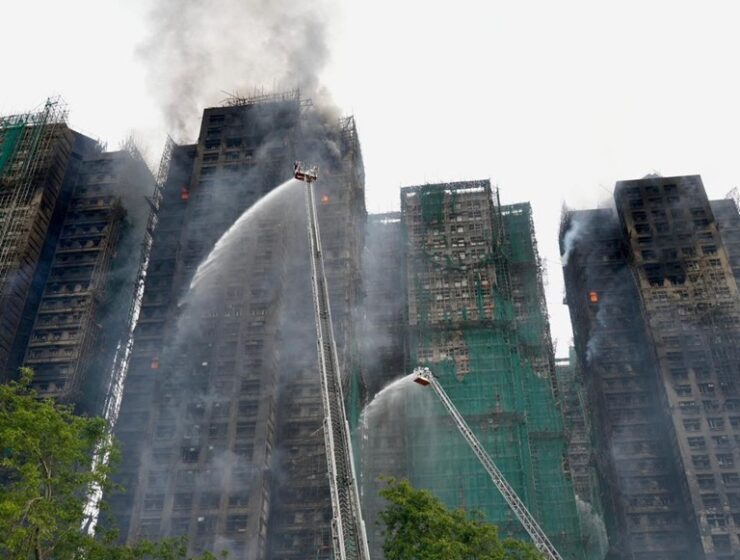 Гонконг потрясла трагедия: 55 погибших в огне жилого комплекса