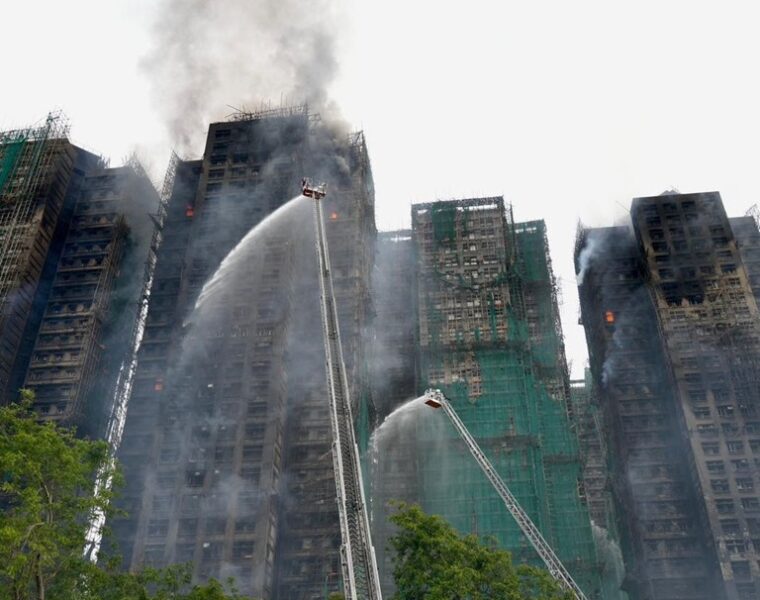 Гонконг потрясла трагедия: 55 погибших в огне жилого комплекса