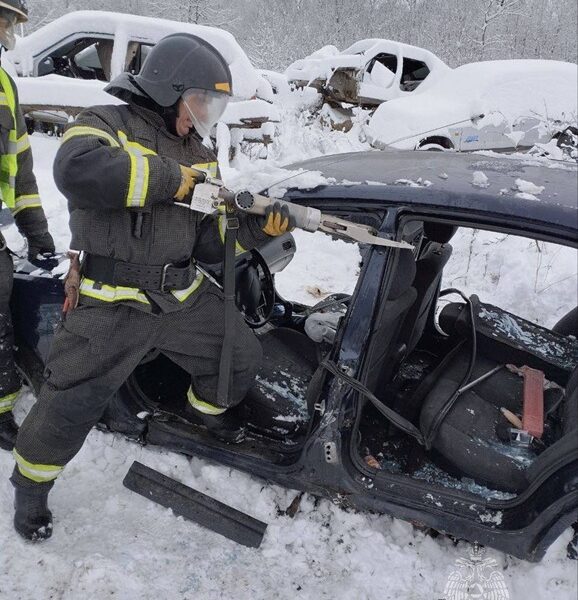 Спасатели Калининграда отработали действия при ДТП в зимних условиях