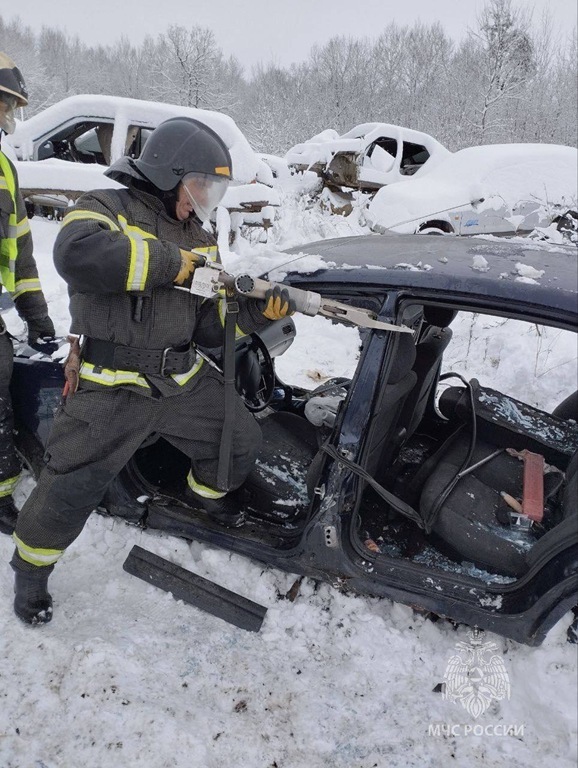 Спасатели Калининграда отработали действия при ДТП в зимних условиях
