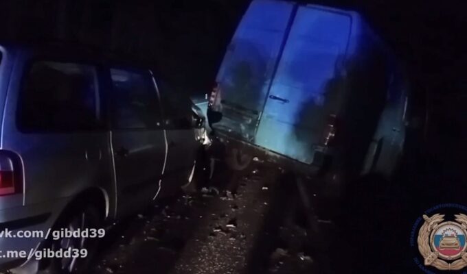 Водитель «Форда» насмерть сбил пешехода и врезался в сломавшийся «Мерседес»