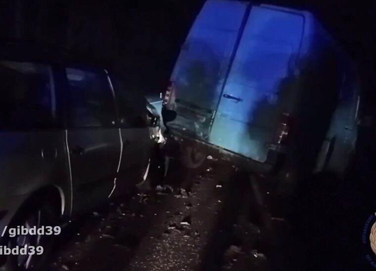 Водитель «Форда» насмерть сбил пешехода и врезался в сломавшийся «Мерседес»