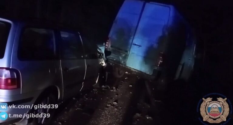 Водитель &laquo;Форда&raquo; насмерть сбил пешехода и врезался в сломавшийся &laquo;Мерседес&raquo;