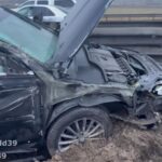 «Рено» отбросило на встречную полосу после взрыва колеса на Северном обходе