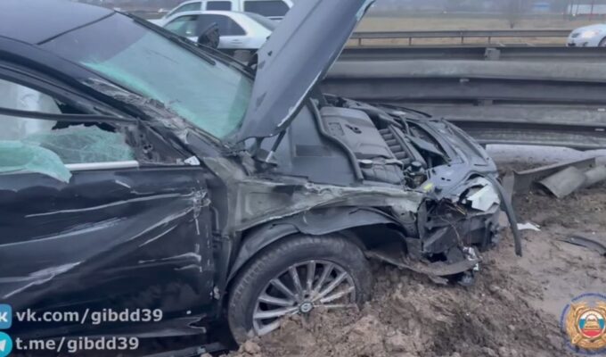 «Рено» отбросило на встречную полосу после взрыва колеса на Северном обходе