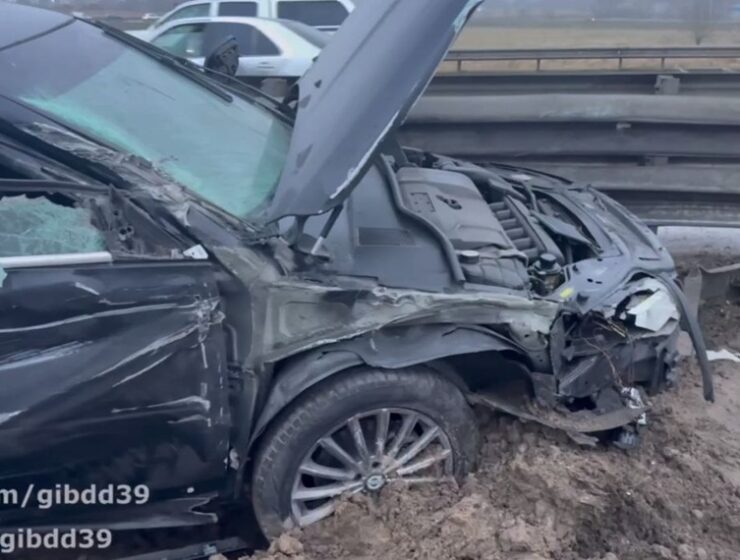 «Рено» отбросило на встречную полосу после взрыва колеса на Северном обходе