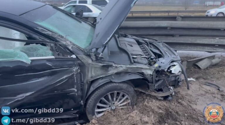 &laquo;Рено&raquo; отбросило на встречную полосу после взрыва колеса на Северном обходе