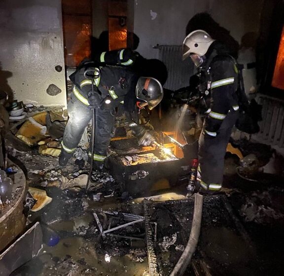 В Калининграде пожарные спасли жильца из горящей квартиры на улице Энгельса В Калининграде пожарные спасли жильца из горящей квартиры на улице Энгельса