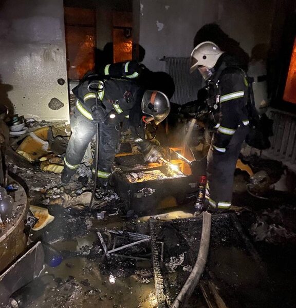 В Калининграде пожарные спасли жильца из горящей квартиры на улице Энгельса