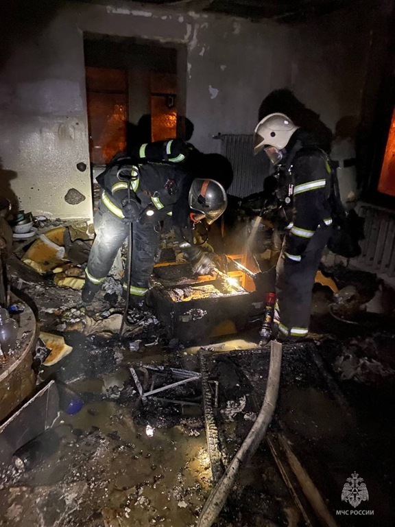 В Калининграде пожарные спасли жильца из горящей квартиры на улице Энгельса