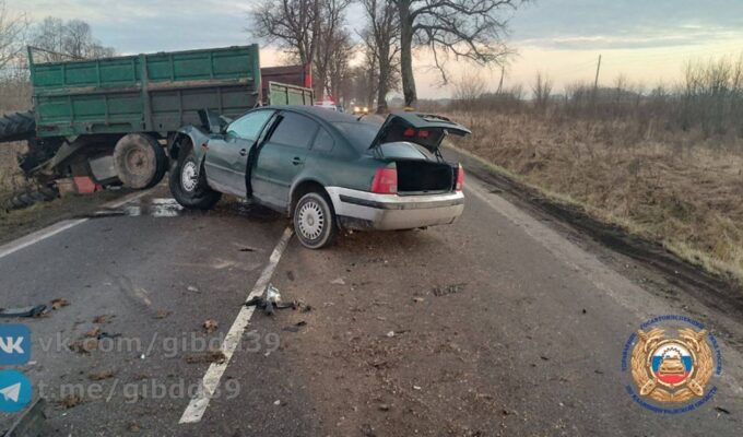 На трассе в Калининградской области водитель «Фольксвагена» столкнулся с трактором