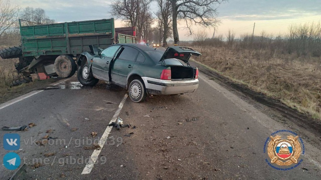 На трассе в Калининградской области водитель «Фольксвагена» столкнулся с трактором