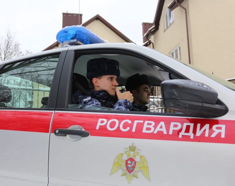 В Балтийске росгвардейцы задержали агрессивного мужчину, ударившего женщину на остановке