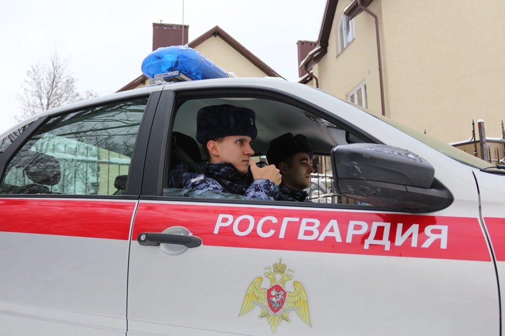 В Балтийске росгвардейцы задержали агрессивного мужчину, ударившего женщину на остановке