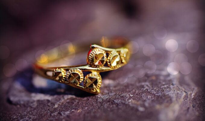 В Краснознаменске женщина украла у подруги золотые украшения на 180 тысяч рублей