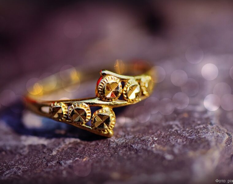 В Краснознаменске женщина украла у подруги золотые украшения на 180 тысяч рублей