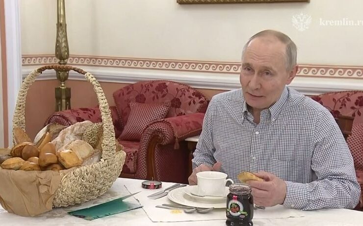Путину доставили корзину выпечки от люберецкой пекарни