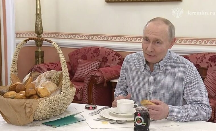 Путину доставили корзину выпечки от люберецкой пекарни