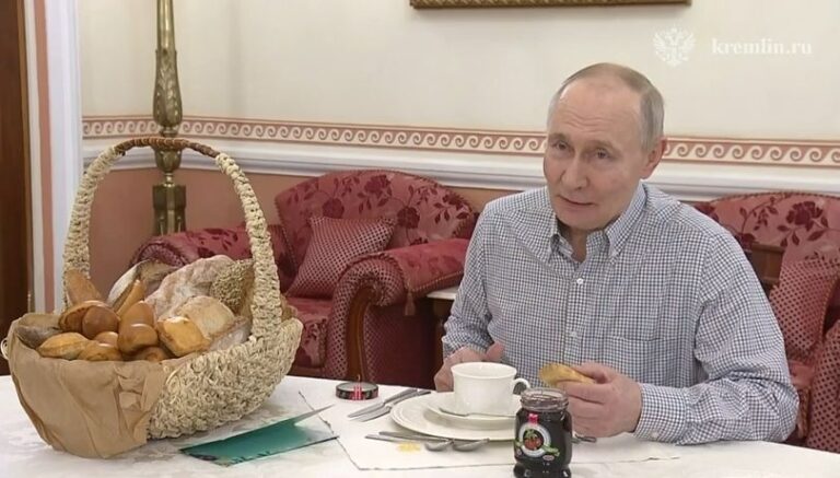 Путину доставили корзину выпечки от люберецкой пекарни