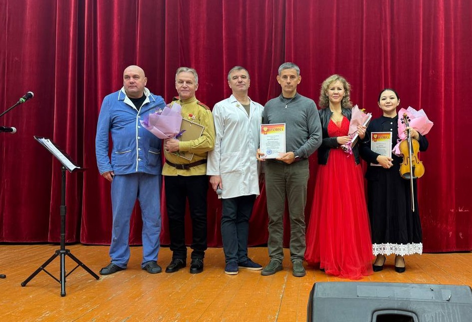 Александр Брух организовал звёздный концерт для бойцов в госпитале Солнечногорска