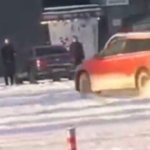 Калининградец устроил опасное шоу на парковке Петербурга и лишился прав