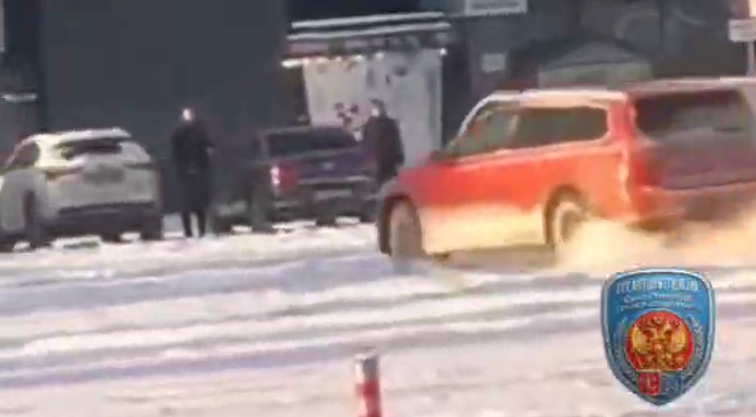 Калининградец устроил опасное шоу на парковке Петербурга и лишился прав