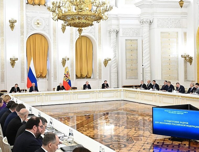 Путин назвал ИИ &laquo;прорывнее космоса&raquo; и поручил готовить к его внедрению школы и экономику