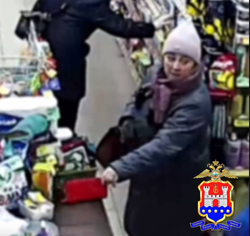 Полиция Калининграда разыскивает женщину, подозреваемую в краже из магазина