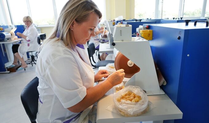 Янтарный комбинат удвоил объём сырья для местных мастеров